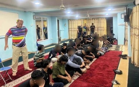 吉隆坡交警将“Mat rempit”组织带至清真寺